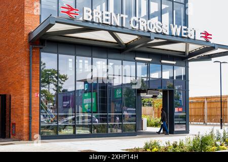 L'ingresso a Brent Cross West, una nuova stazione ferroviaria a Staples Corner Retail Park, North London, Regno Unito Foto Stock