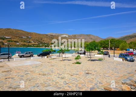 Amorgos, Grecia - 14 maggio 2024: Piazza principale del villaggio di Aegiali sull'isola di Amorgos. Grecia Foto Stock