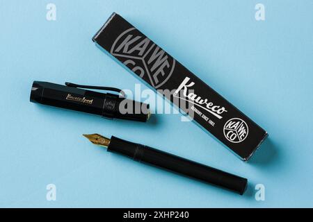 Antalya, Turchia - 22 aprile 2024: Stilografica Kaweco Classic Sport in nero con la sua scatola su sfondo blu Foto Stock