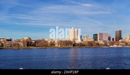 Cambridge, Massachusetts, Stati Uniti. Vista del campus del MIT lungo il lato Cambridge del fiume Charles. Foto Stock