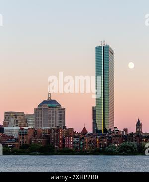 Boston, Massachusetts. Vista sul fiume Charles verso il quartiere Back Bay di Boston. Cielo crepuscolo con la luna Foto Stock