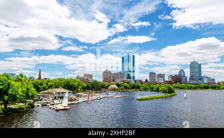 Lo skyline di Boston Back Bay visto dal Longfellow Bridge, attraverso il fiume Charles e l'Esplanade. Foto Stock