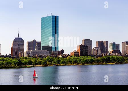 Il quartiere Back Bay di Boston si affaccia sul fiume Charles. Grattacielo della Hancock Tower e una barca a vela. Foto Stock