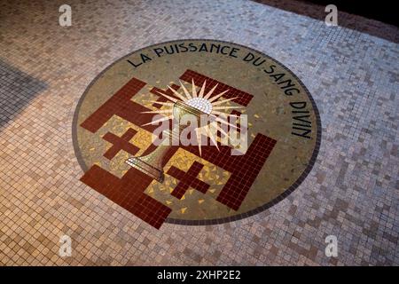 Michael Bunel / le Pictorium - chiesa di Sainte-Eutrope Sainte-Onenne, soprannominata la Chiesa del Graal - 13/07/2024 - Francia / Bretagna - Mosaico di fronte all'altare raffigurante il Graal con una scrittura, il potere del sangue divino. La chiesa di Sainte-Eutrope Sainte-Onenne, nota anche come Chiesa del Graal, è una chiesa parrocchiale nel comune di Trehorenteuc. È l'unica chiesa dedicata a un santo bretone molto locale, Saint Onenne. È meglio conosciuto, tuttavia, per le sue vetrate colorate e gli elementi che mescolano gli elementi pagani della leggenda arturiana con quelli cristiani, commissionati b Foto Stock