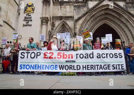 Londra, Regno Unito. 15 luglio 2024. I manifestanti hanno cartelli e uno striscione che si oppongono ai piani per costruire una nuova strada e un tunnel vicino a Stonehenge durante la dimostrazione. Gli attivisti hanno organizzato una protesta al di fuori della Royal Courts of Justice, come ha inizio l'ultima sfida legale contro il nuovo progetto stradale e tunnel vicino all'iconica Stonehenge. (Foto di Vuk Valcic/SOPA Images/Sipa USA) credito: SIPA USA/Alamy Live News Foto Stock