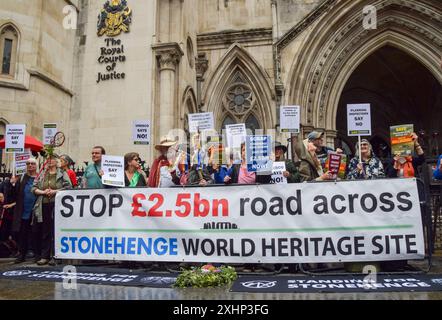 Londra, Regno Unito. 15 luglio 2024. I manifestanti hanno cartelli e uno striscione che si oppongono ai piani per costruire una nuova strada e un tunnel vicino a Stonehenge durante la dimostrazione. Gli attivisti hanno organizzato una protesta al di fuori della Royal Courts of Justice, come ha inizio l'ultima sfida legale contro il nuovo progetto stradale e tunnel vicino all'iconica Stonehenge. (Foto di Vuk Valcic/SOPA Images/Sipa USA) credito: SIPA USA/Alamy Live News Foto Stock