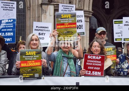 Londra, Regno Unito. 15 luglio 2024. I manifestanti hanno cartelli contrari ai piani per costruire una nuova strada e un tunnel vicino a Stonehenge durante la dimostrazione. Gli attivisti hanno organizzato una protesta al di fuori della Royal Courts of Justice, come ha inizio l'ultima sfida legale contro il nuovo progetto stradale e tunnel vicino all'iconica Stonehenge. (Foto di Vuk Valcic/SOPA Images/Sipa USA) credito: SIPA USA/Alamy Live News Foto Stock