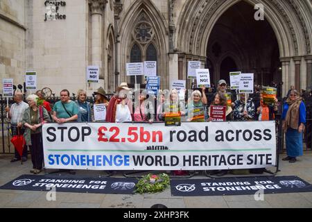 Londra, Regno Unito. 15 luglio 2024. I manifestanti hanno cartelli e uno striscione che si oppongono ai piani per costruire una nuova strada e un tunnel vicino a Stonehenge durante la dimostrazione. Gli attivisti hanno organizzato una protesta al di fuori della Royal Courts of Justice, come ha inizio l'ultima sfida legale contro il nuovo progetto stradale e tunnel vicino all'iconica Stonehenge. (Foto di Vuk Valcic/SOPA Images/Sipa USA) credito: SIPA USA/Alamy Live News Foto Stock