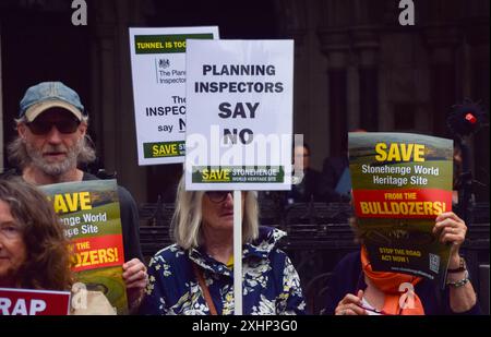 Londra, Regno Unito. 15 luglio 2024. I manifestanti hanno cartelli contrari ai piani per costruire una nuova strada e un tunnel vicino a Stonehenge durante la dimostrazione. Gli attivisti hanno organizzato una protesta al di fuori della Royal Courts of Justice, come ha inizio l'ultima sfida legale contro il nuovo progetto stradale e tunnel vicino all'iconica Stonehenge. (Foto di Vuk Valcic/SOPA Images/Sipa USA) credito: SIPA USA/Alamy Live News Foto Stock