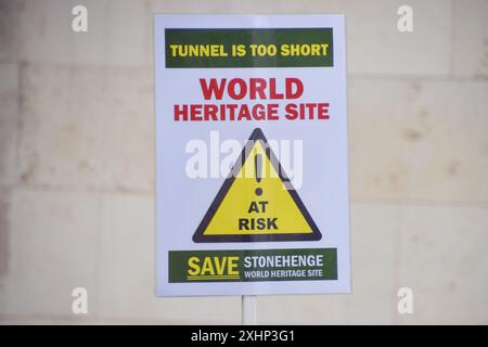 Londra, Regno Unito. 15 luglio 2024. Durante la dimostrazione viene visto un cartello opposto al previsto tunnel di Stonehenge. Gli attivisti hanno organizzato una protesta al di fuori della Royal Courts of Justice, come ha inizio l'ultima sfida legale contro il nuovo progetto stradale e tunnel vicino all'iconica Stonehenge. (Foto di Vuk Valcic/SOPA Images/Sipa USA) credito: SIPA USA/Alamy Live News Foto Stock