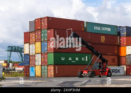 Uno stacker Reach presso il terminal container Molenkopf del porto sul Reno nel distretto cittadino di Niehl, Colonia, Germania. ein Reachstacker (Greifstapler) im Foto Stock