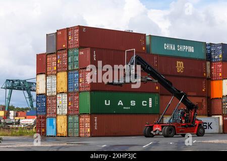 Uno stacker Reach presso il terminal container Molenkopf del porto sul Reno nel distretto cittadino di Niehl, Colonia, Germania. ein Reachstacker (Greifstapler) im Foto Stock