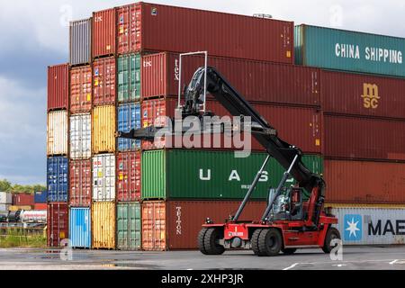 Uno stacker Reach presso il terminal container Molenkopf del porto sul Reno nel distretto cittadino di Niehl, Colonia, Germania. ein Reachstacker (Greifstapler) im Foto Stock