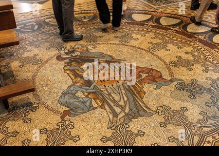 Mosaico a pavimento nella galleria del coro nella cattedrale di Colonia, Germania. ***SOLO USO EDITORIALE*** Bodenmosaik im Chorumgang im Dom, Koeln, Deutschland. Foto Stock