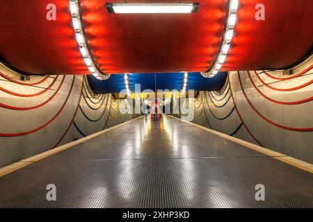 Stazione della metropolitana Rochusplatz, Colonia, Germania. Sul soffitto, tre grandi tubi di fognatura colorati provenienti dal collettore principale dell'acqua attraversano la stazione. ***MODIFICARE Foto Stock