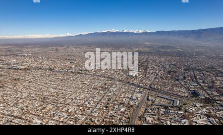 Vista aerea della città di Mendoza, con le montagne innevate delle Ande sullo sfondo. Argentina Foto Stock