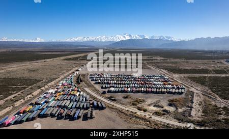 Mendoza, Argentina, 1 luglio 2024: Vista aerea dei camion diretti in Cile bloccati a causa della chiusura di Paso Los Libertadores a causa di una tempesta. Foto Stock