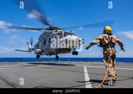 Un Royal Netherlands NH90NFH atterra dopo una missione di guerra anti-sommergibile a bordo della fregata HNLMS Tromp della Royal Netherlands Navy classe De Zeven Provincien Foto Stock