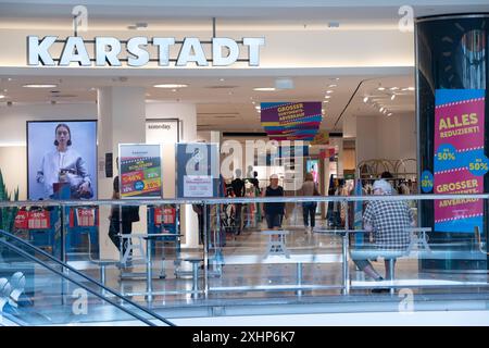 Passanten vor der Karstadt Filiale Essen, Raeumungsverkauf bei Galeria Kaufhof Karstadt a Essen, im Zuge von Insolvenzverfahren und Restrukturierung wird die Filiale im Einkaufszentrum Limbecker Platz a Essen zum 31. Agosto 2024 geschlossen, Essen, 15.07.2024. *** Passanti di fronte al negozio Karstadt di Essen, vendita di liquidazione presso la Galeria Kaufhof Karstadt di Essen, nel corso di procedure di insolvenza e ristrutturazione, il negozio nel centro commerciale Limbecker Platz di Essen sarà chiuso il 31 agosto 2024, Essen, 15 07 2024 Foto Stock