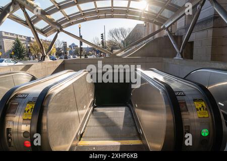 Washington DC - 25 marzo 2024: Ingresso alla stazione della metropolitana Smithsonian DC Foto Stock