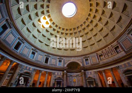 Cupola del Pantheon all'interno. Roma, Italia. Foto Stock