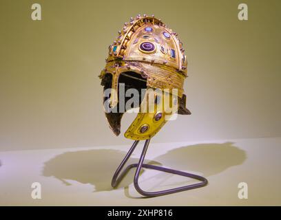 Elmetto tardo romano di cresta. Agli inizi del IV secolo d.C. Colosseo, Roma, Italia. Foto Stock