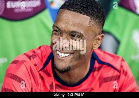 Berlino, Germania. 14 luglio 2024. L'inglese Ezri Konsa ha visto in panchina prima della finale di UEFA Euro 2024 tra Spagna e Inghilterra all'Olympiastadion di Berlino. Credito: Gonzales Photo/Alamy Live News Foto Stock