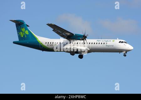 Un Aeritalia ATR 72-600 di Aer Lingus Regional gestito da Emerald Airlines in prossimità dell'aeroporto di Gatwick a Londra Foto Stock