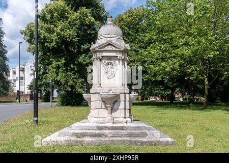 Storica fontana Asylum Green situata a un'estremità della Avenue a Southampton, Hampshire, Inghilterra, Regno Unito Foto Stock