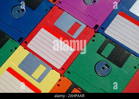 Sfondo dei floppy disk colorati vintage. Vecchie tecnologie. Foto Stock