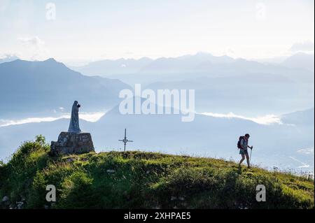 Francia, alta Savoia, massiccio di Aravis, Mont Saxonnex, Bargy, Solaison plateau escursione alla punta di Andey, la statua della Vergine Maria in cima e il Foto Stock