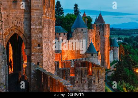 Francia, Aude, Carcassonne, città medievale di Carcassonne, dichiarata Patrimonio dell'Umanità dall'UNESCO, nessuno sui bastioni della città medievale in una nicturna Foto Stock