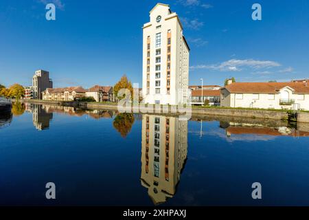 Francia, Meurthe et Moselle, Nancy, ex Vilgrain (Grands Moulins Vilgrain) terminali di grano costruito durante gli anni '20 lungo il canale Meurthe convertito Foto Stock