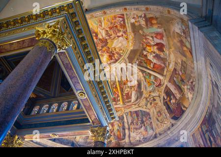 La tribuna rialzata della chiesa, con affreschi di Giacomo Coppi. Chiesa di San Pietro in vincoli. Roma, Italia. Foto Stock