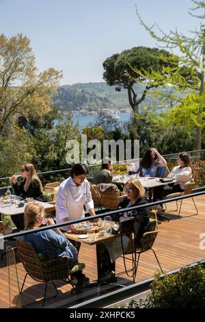 Turchia, Istanbul, Sariyer, donne in abbigliamento occidentale sulla terrazza del ristorante MSA del museo Sakip Sabanci con vista sul Bosforo e sul Foto Stock