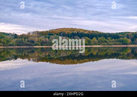 Francia, Cote d'Or, Parco Naturale Regionale Morvan, Saint Martin de la Mer, lago Chamboux in autunno Foto Stock