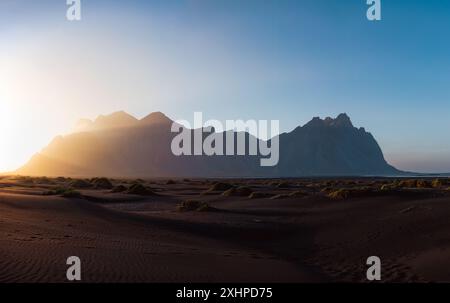 Splendida vista panoramica di Vestrahorn, un'impressionante montagna alta 454 metri. Foto Stock