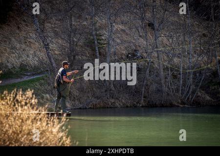 Francia, Hautes-Alpes, Saint-Apollinaire, pesca a mosca sul lago di Saint-Apollinaire (1452 m) Foto Stock