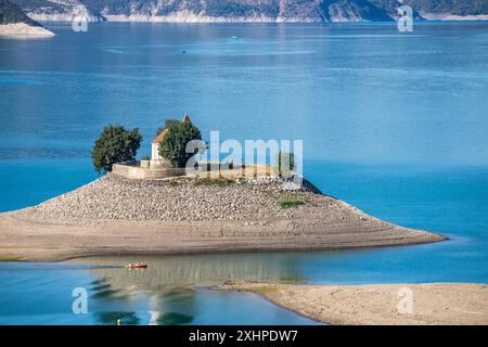 Francia, Hautes-Alpes, Prunières, lago Serre-Ponchon sulla Durance, essiccazione del lago, sull'isolotto di Saint-Michel la cappella di Saint-Michel 12th centu Foto Stock