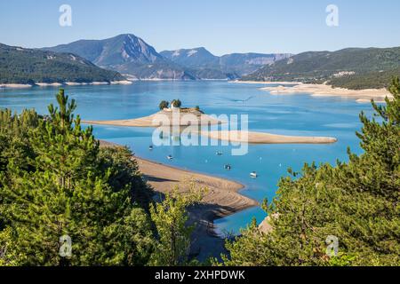 Francia, Hautes-Alpes, Prunières, lago Serre-Ponchon sulla Durance, essiccazione del lago, sull'isolotto di Saint-Michel la cappella di Saint-Michel 12th centu Foto Stock