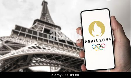 Logo e branding dei Giochi Olimpici di Parigi 2024 visualizzati sullo smartphone Foto Stock