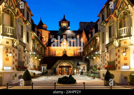 Francia, Calvados, Pays d'Auge, Deauville, Boulevard Eugene Cornuche, Hotel Normandy Barriere, un hotel di lusso di Lucien Barrière gruppo costruito nel 1912 Foto Stock
