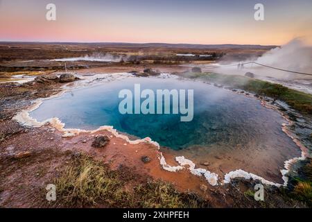 L'Islanda, la regione di Vesturland, il campo geotermico di Geysir e i suoi geyser fanno parte del cerchio d'oro, bacino geotermico di Blesi, acqua riscaldata da vulcanica Foto Stock