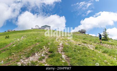 Guardando fino alla cima del monte Schafberg a St. Wolfsgang, Austria. Qui potrai godere di un'ottima vista sui laghi della regione del Salzkammergut. Foto Stock