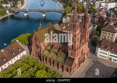 Svizzera, Basilea, la riva sinistra del Reno, il Minster o Cattedrale protestante di nostra Signora di Basilea (Munster) che domina il Reno, il Wettstei Foto Stock