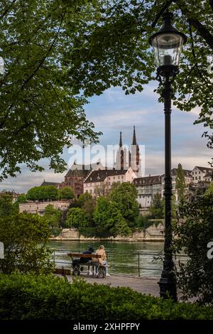 Svizzera, Canton Basilea-Città, Basilea, banchine del distretto di Little Basel sulla riva destra del Reno e la Cattedrale protestante di ou Foto Stock