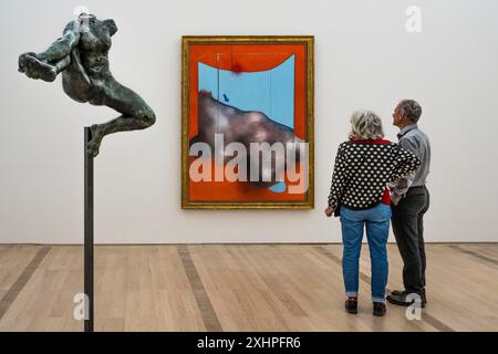 Svizzera, Basilea, Riehen, Fondazione Beyeler, Iris, messaggero degli dei (figura volante) (1890-1891) scultura di Auguste Rodin e Sand Dune (1983 Foto Stock