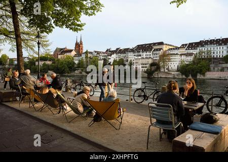 Svizzera, Canton Basilea-Città, Basilea, banchine del distretto di Little Basel sulla riva destra del Reno e la Cattedrale protestante di ou Foto Stock