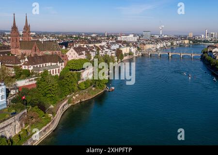 Svizzera, Basilea, la riva sinistra del Reno, il Minster o Cattedrale protestante di nostra Signora di Basilea (Munster) che domina il Reno, il Mittlere Foto Stock