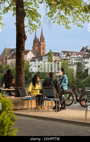 Svizzera, Canton Basilea-Città, Basilea, banchine del distretto di Little Basel sulla riva destra del Reno e la Cattedrale protestante di ou Foto Stock
